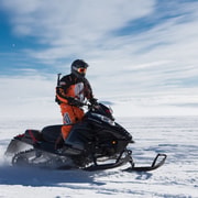 Ab Reykjavík: Private Gullni hringurinn-Tour mit Schneemobilfahrt