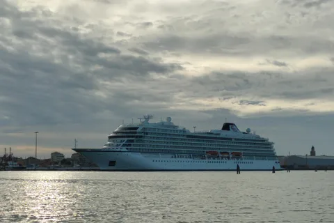 Chioggia: Canals boat tour and take picture of cruise ship