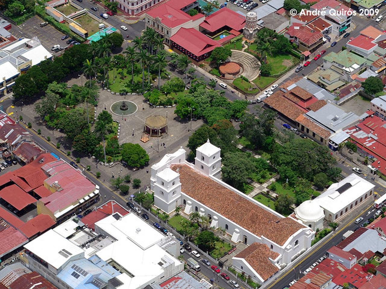 San Rafael: Privater Transfer zum Flughafen SJO mit Zwischenstopp in Heredia