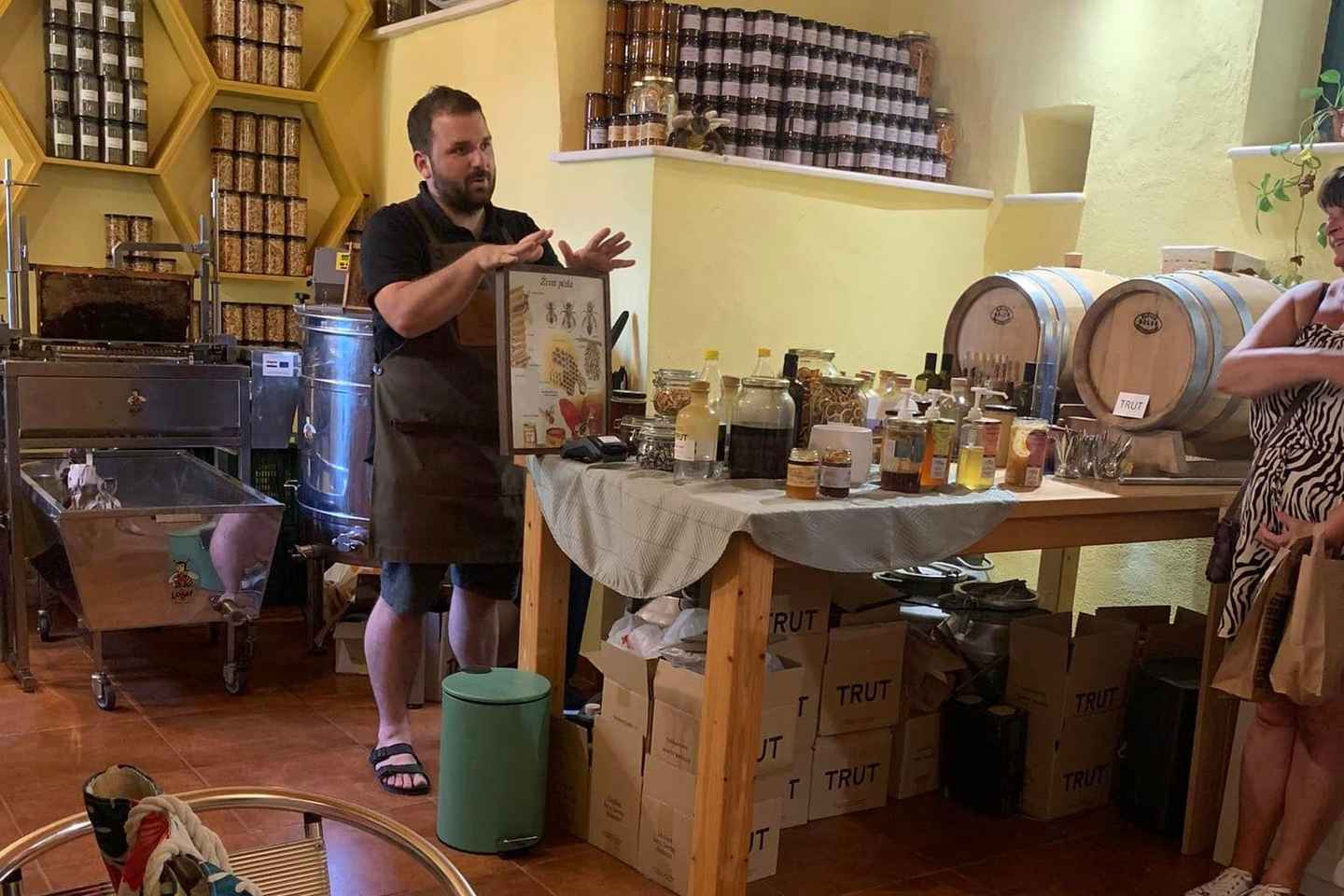 私享之旅：探索科尔丘拉的杜松子酒、蜂蜜与美酒