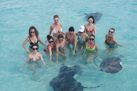 Grand Cayman: Catamaran Cruise with Stingray City & Snorkel
