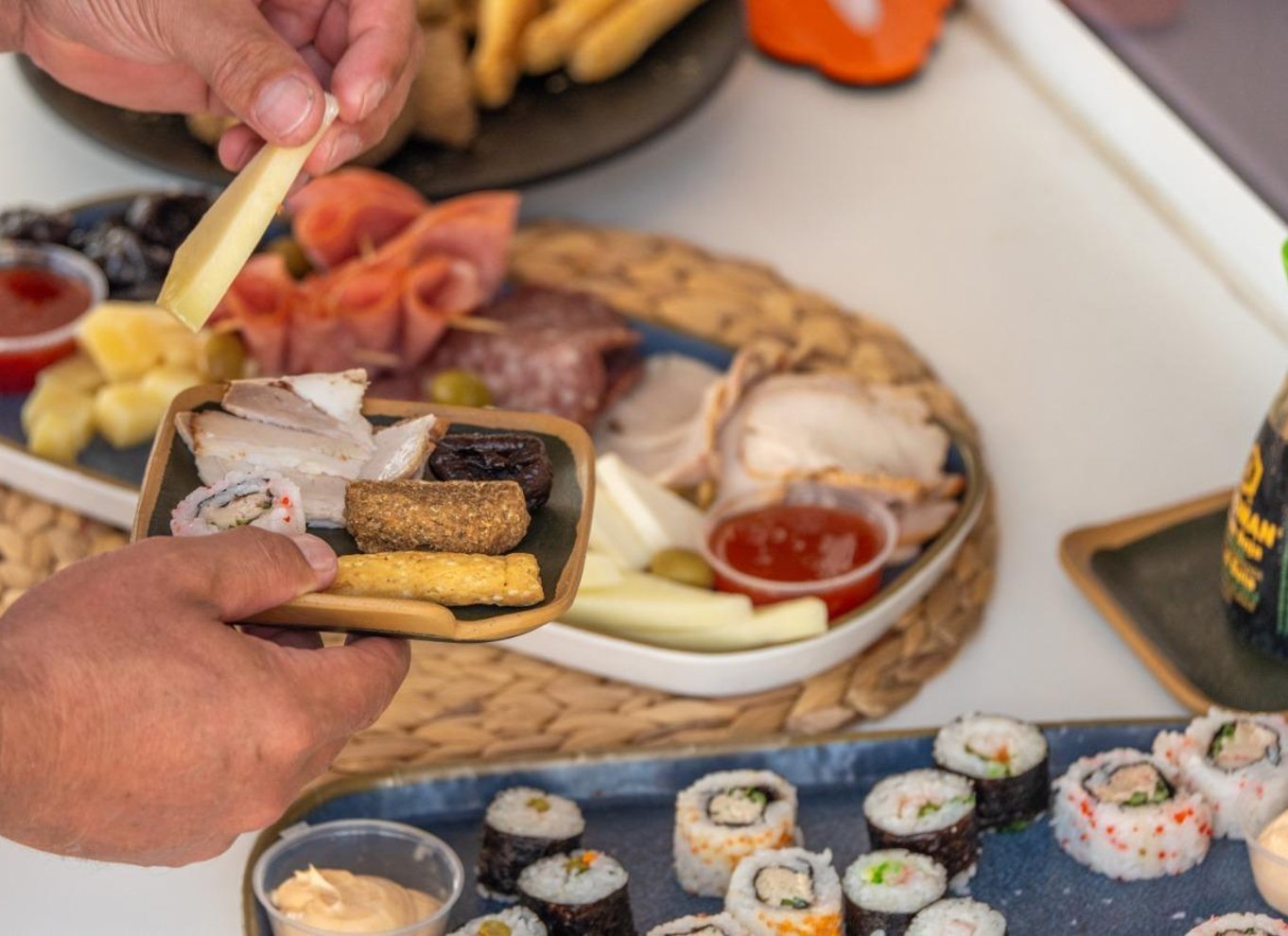 Rethymno: Katamaransejltur ved solnedgang – sushi og fri bar