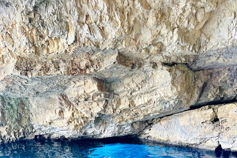 Croisière privée vers la plage des épaves et les grottes bleues