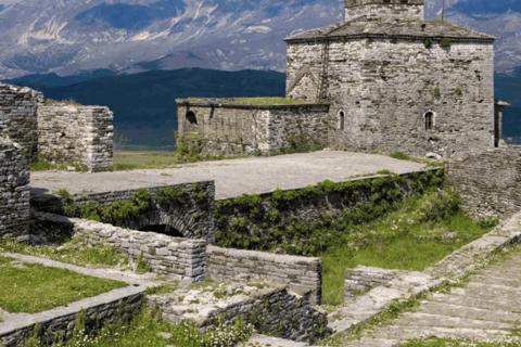 Z Tirany: Gjirokastër UNESCO i Blue Eye – wycieczka 1-dniowa z przewodnikiemZ Tirany: Gjirokastër UNESCO i Blue Eye wycieczka 1-dniowa z przewodnikiem