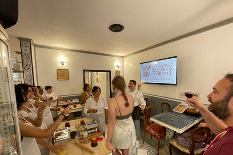 佛罗伦萨：意面制作课程，含晚餐、葡萄酒和... 唱歌！佛罗伦萨：意面制作课程，含晚餐、葡萄酒...还有歌唱！