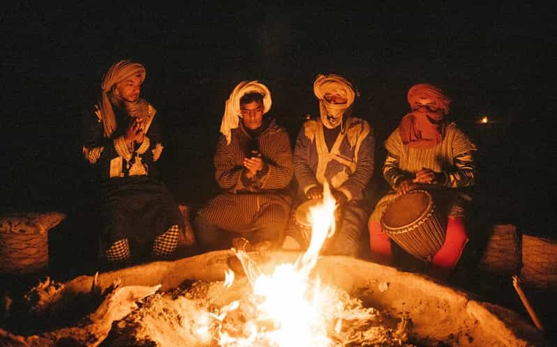 Nuits étoilées à la majesté du désert du Sahara dans l'Erg chigaga - bivouac
