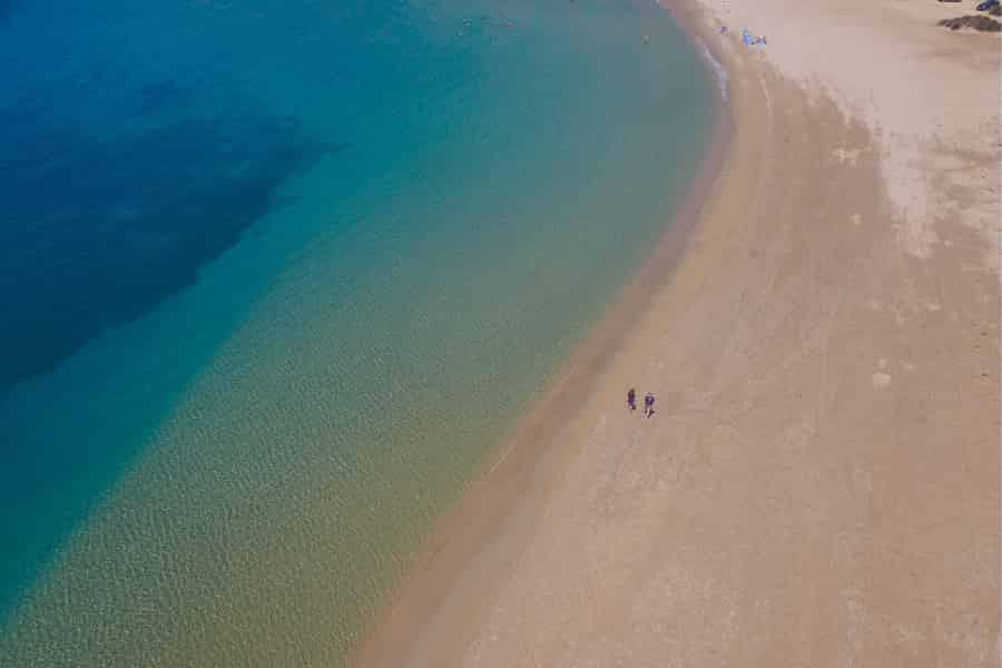 Von Naxos aus: Koufonisia Bootsfahrt und Rina's Höhle mit Mittagessen. Foto: GetYourGuide
