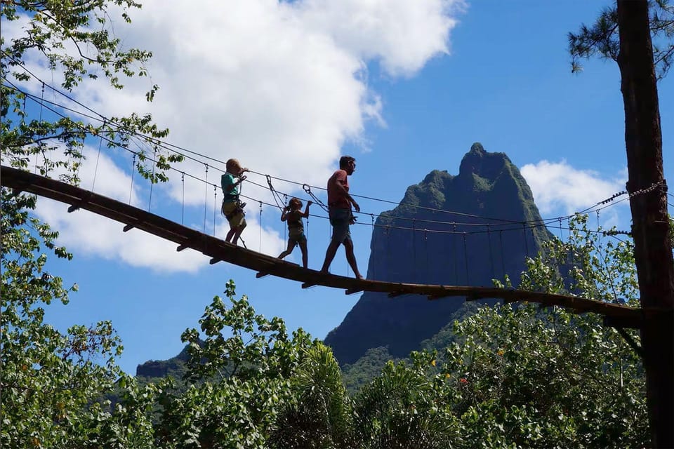 Demi-journée privée à Moorea : randonnée 3 pinus & accrobranche