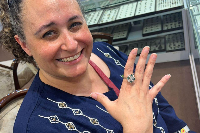 Wedding Wear & Bollywood Glam Shopping Tour (Women-Led Tour) Wedding Wear & Bollywood Glam Shopping Tour (Half-Day Tour)