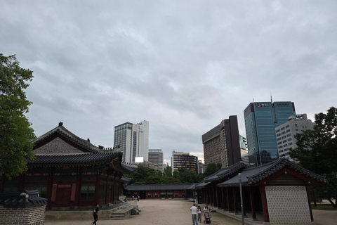 Seoul: Deoksugung Palace Night Tour with Guide