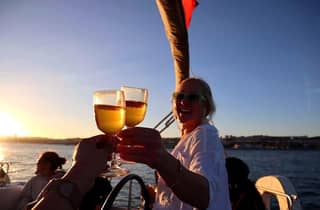 Segeln bei Sonnenuntergang in Lissabon – Kleingruppe (max. 10 Personen) Wein & Geschichte