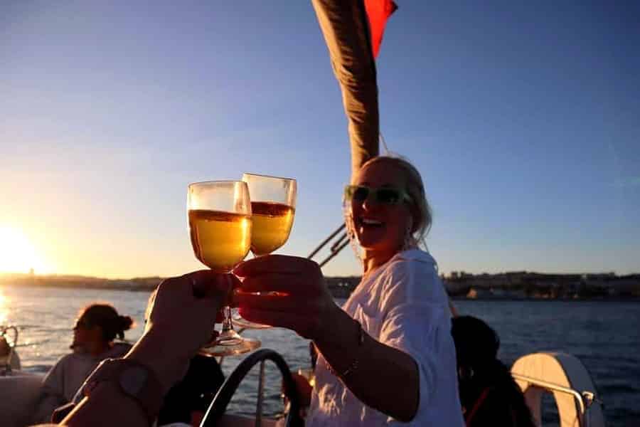 Segeln bei Sonnenuntergang in Lissabon – Kleingruppe (max. 10 Personen) Wein & Geschichte. Foto: GetYourGuide Segeln bei Sonnenuntergang in Lissabon – Kleingruppe (max. 10 Personen) Wein & Geschichte. Foto: GetYourGuide