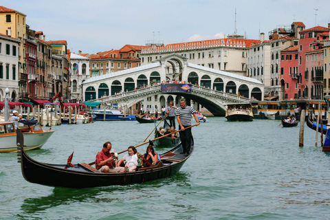 Venezia: giro privato in gondola per un massimo di 5 passeggeri