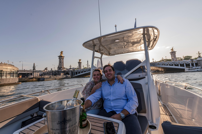 Paris: Private Seine River Cruise Paris: Private Seine River Cruise with Guide