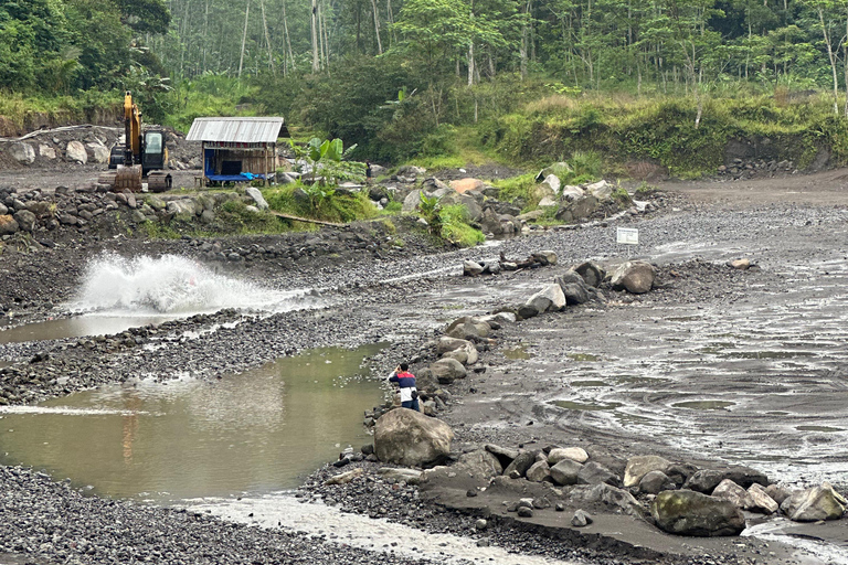 Yogyakarta: Merapi Volcano 4WD Adventure with Pickup Yogyakarta: Merapi Volcano with Pickup