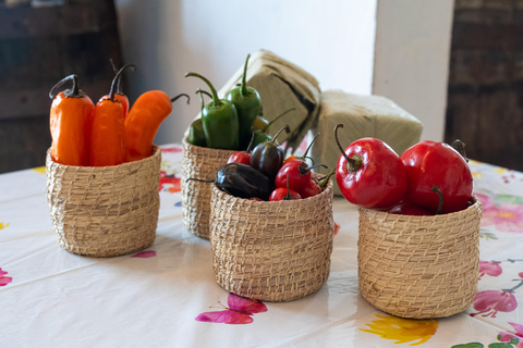 Degustación de salsas picantes caribeñas y empanadas