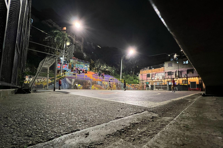 Medellín : visite nocturne de la Comuna 13, mur peint, collation localeMedellín : visite nocturne de la Comuna 13, mur peint, dégustation de snacks locaux
