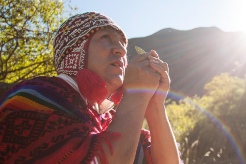 Lê as folhas de coca: Cerimónia ancestral Inca