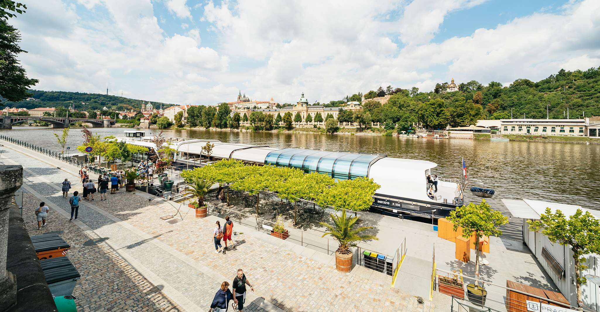 Crucero de almuerzo por Praga, el río Moldava en un barco de cristal abierto - Hizvo