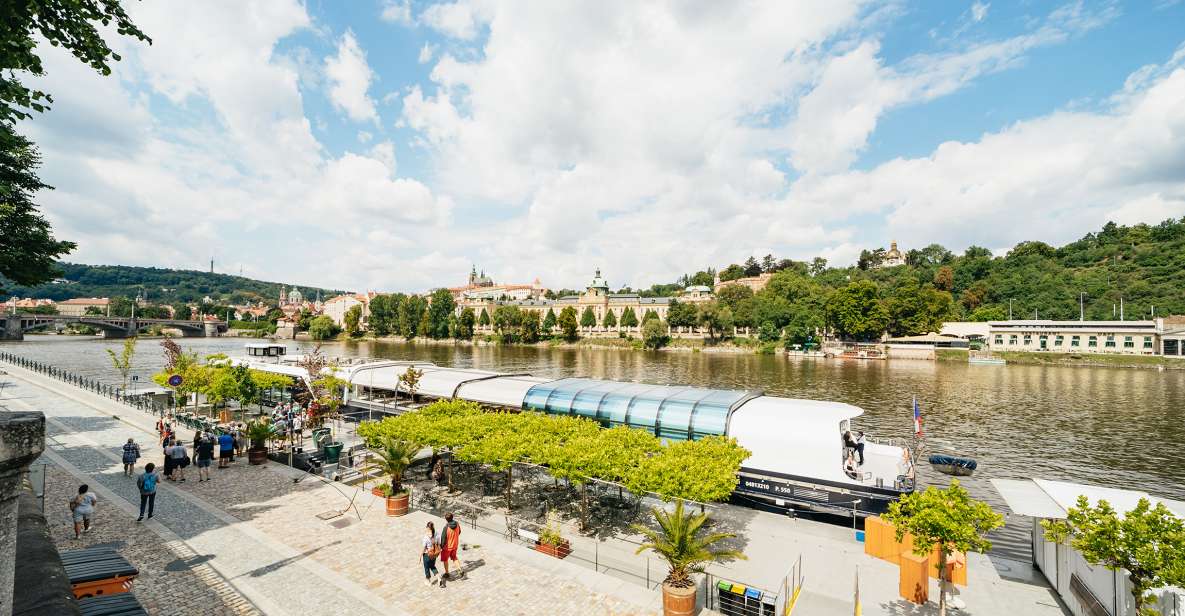 Prag: Fahrt im offenen Glasboot mit Mittagessen
