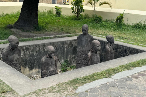 Zanzibar: Rundtur i Stone Town och mangrovekajakpaddling.Denna tur inkluderar transfer till och från hotellet.