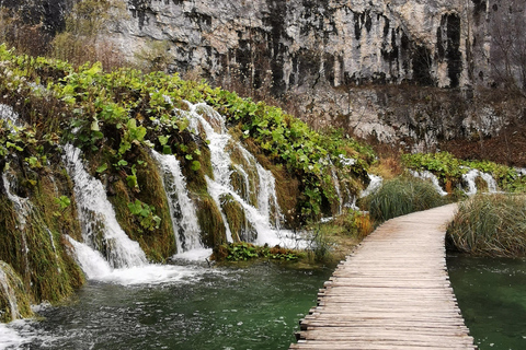 Da Zagabria: tour privato dei Laghi di Plitvice e del villaggio di RastokeDa Zagabria: Laghi di Plitvice e villaggio di Rastoke con pranzo