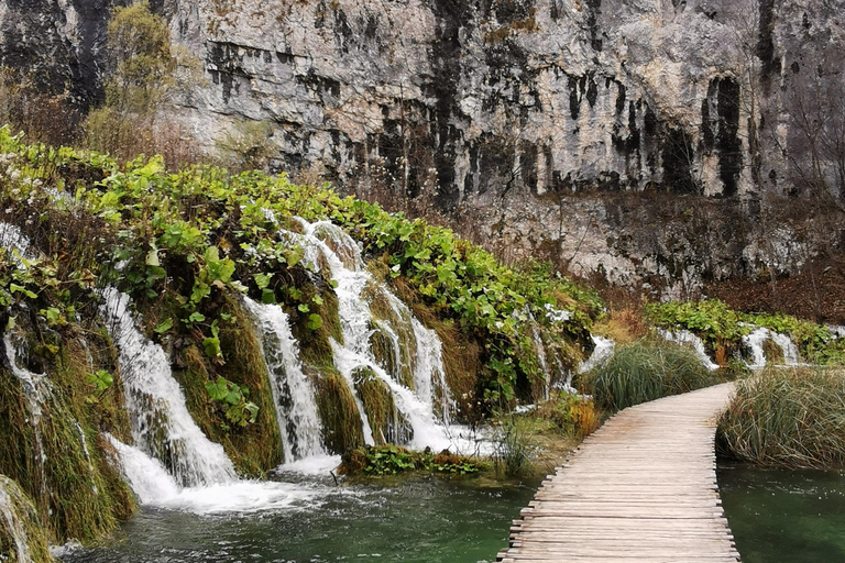 Da Zagabria: tour privato dei Laghi di Plitvice e del villaggio di RastokeDa Zagabria: Laghi di Plitvice e villaggio di Rastoke con pranzo