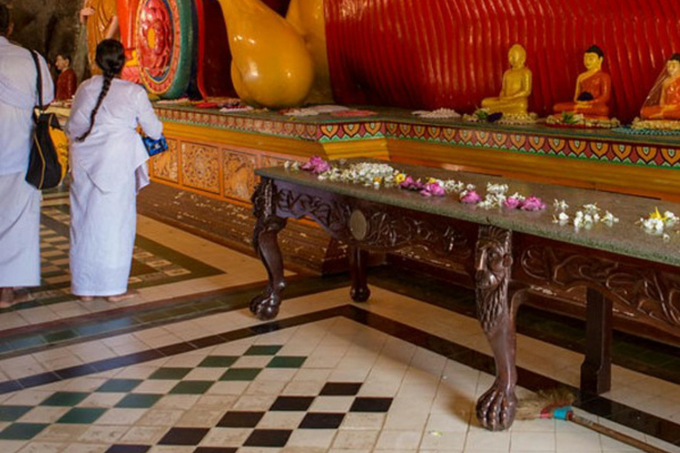 Kandy: Anuradhapura & Yapahuwa Kingdoms Day Trip