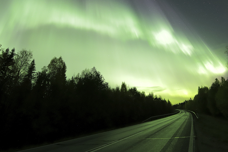 Rovaniemi: Local Guide Guarantee Northern Lights Hunt