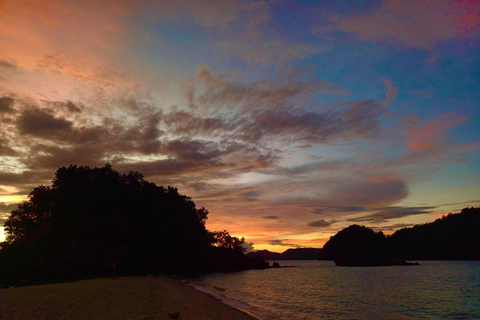 Pôr do sol nas Ilhas Hong + plâncton bioluminescente e jantar com churrasco