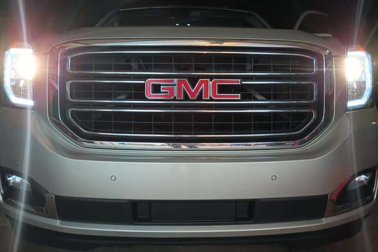 جولة النبيذ في مدينة ترافيرس سيتي القديمة بدون حافلات لكبار الشخصيات من جي إم سي سي يوكون