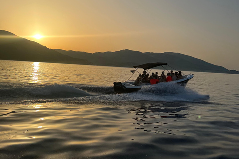 Laganas: Experiência do pôr do sol em Myzithres com lancha VIP