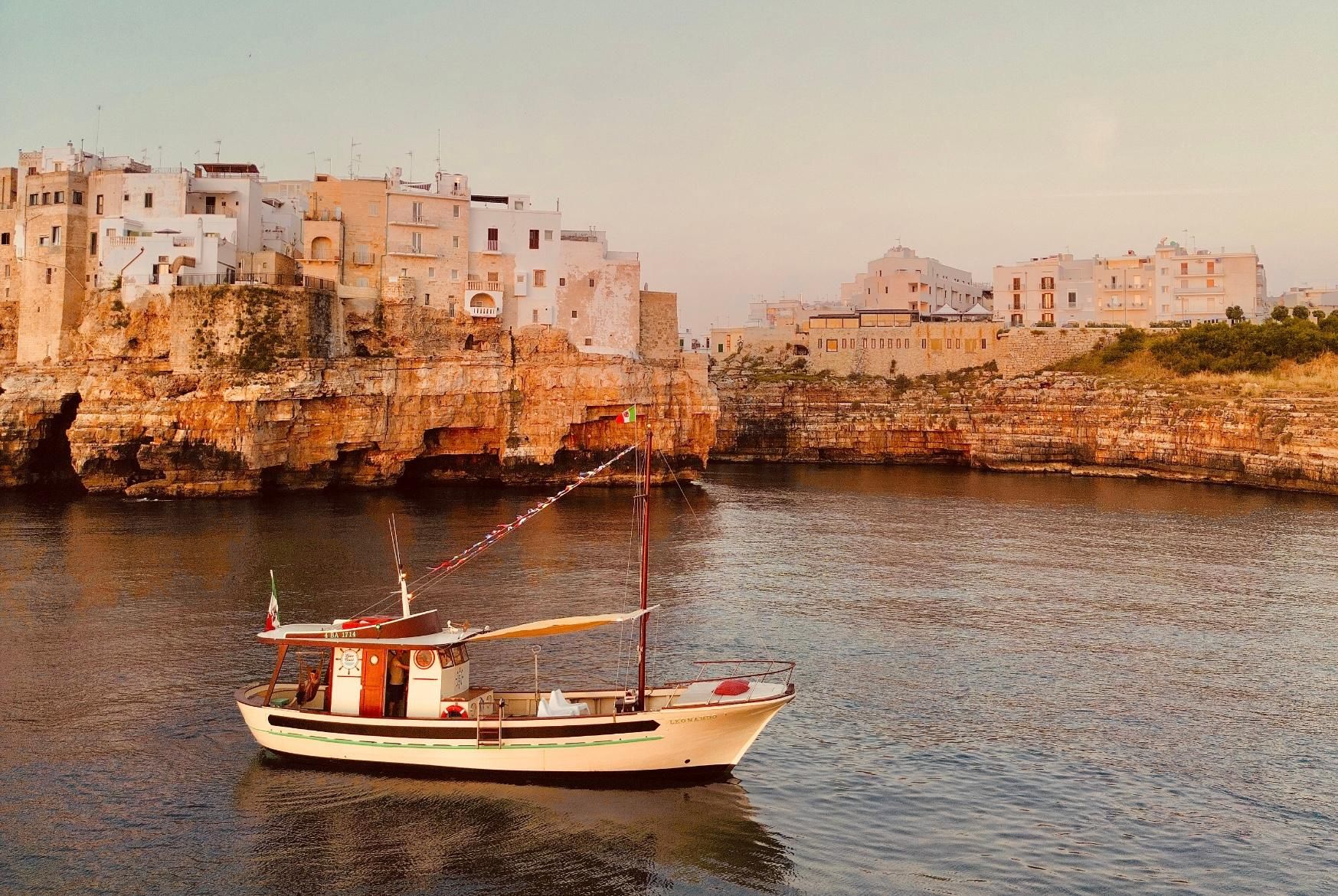 Monopoli-Polignano: Tour mit einem typischen Holzboot bei Sonnenuntergang