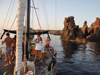 Calasetta: Sunset Sailing Tour with Dinner