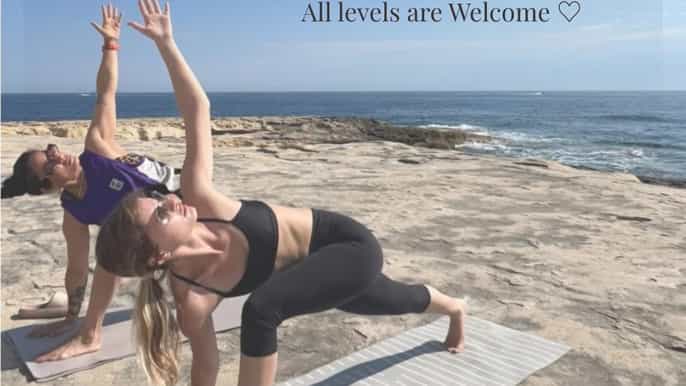 Übe Yoga am Meer auf Malta