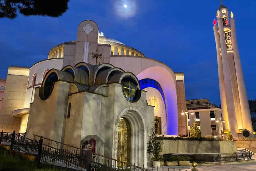 Tirana Highlights: Eine Tour zu Fuß mit einem ortskundigen Guide. Foto: GetYourGuide