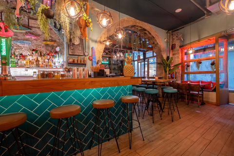 Barcelona: Private Cocktail-Making Class with Tapas