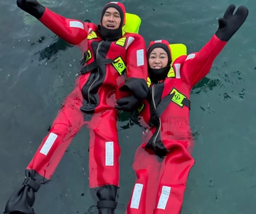 Tromsø: Arctische fjord drijvend in overlevingspak