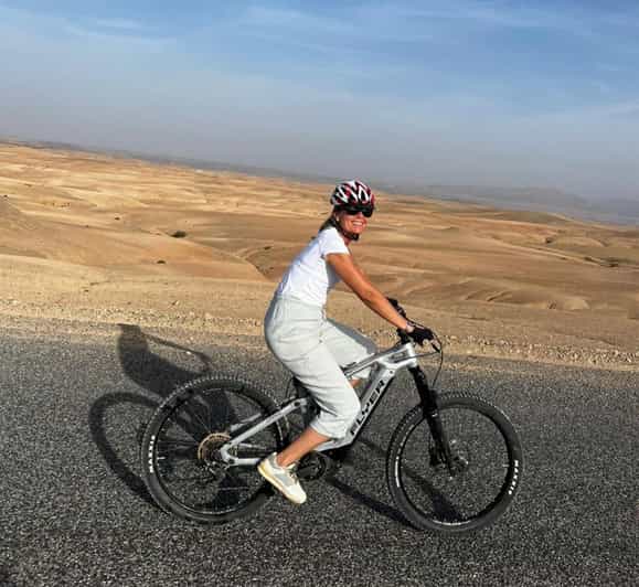 Marrakech: découverte du désert d'agafay en e-bike pendant 2 heures - bivouac