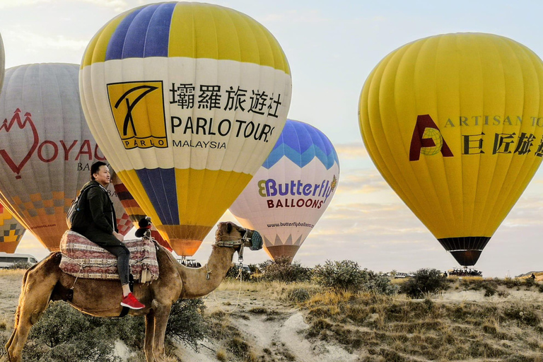 Cappadocia: giro in cammello all&#039;alba con mongolfiereCappadocia: giro in cammello al tramonto