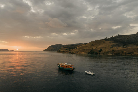 Day Trip To Komodo By Luxury Boat, Sunset & Flying Foxes