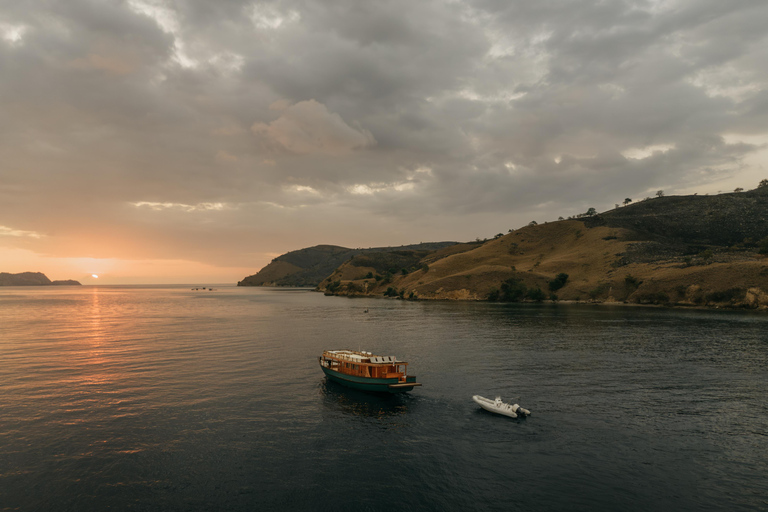 Day Trip To Komodo By Luxury Boat, Sunset & Flying Foxes