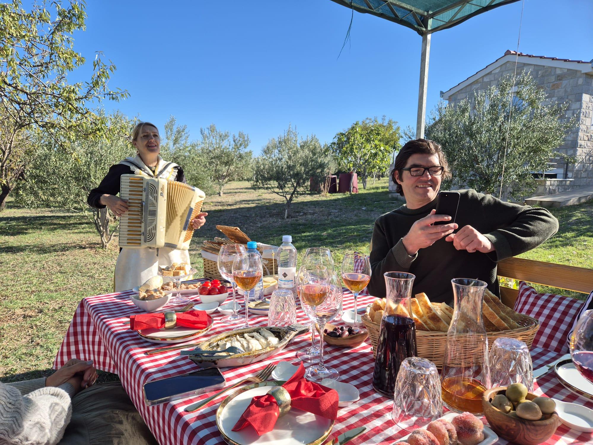 Kastela: Wein- und Olivenverkostung Tour mit Delikatessen und Live-Musik