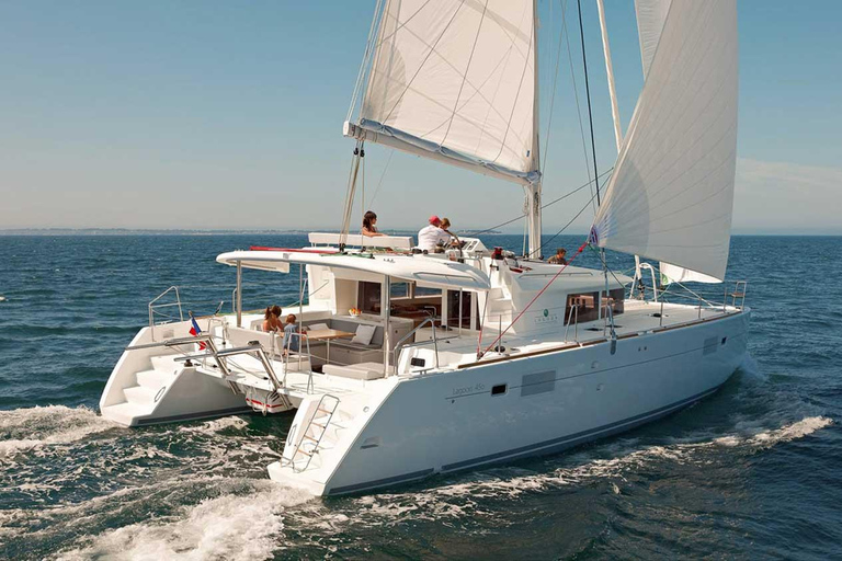 Santorini: Private Luxury Catamaran Cruise with Greek Meal