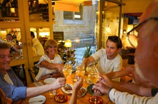 Barcelona: Rundgang in einer Kleingruppe mit Tapas und Wein