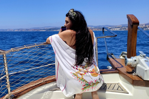 Estepona : Excursion en bateau à la recherche de dauphins avec boissons et collations