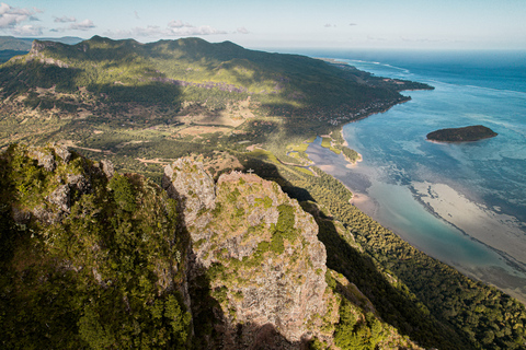 Mauritius: Escursione e scalata guidata del monte Le Morne all&#039;albaLe Morne Mountain Sunrise Escursione e arrampicata