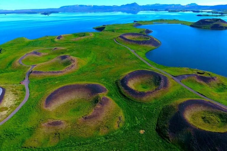 Mývatn, Cratères, Champs de lave, Sources d&#039;eau chaude, Goðafoss &amp; DéjeunerAkureyri : Lac Mývatn et chute d&#039;eau Goðafoss avec déjeuner