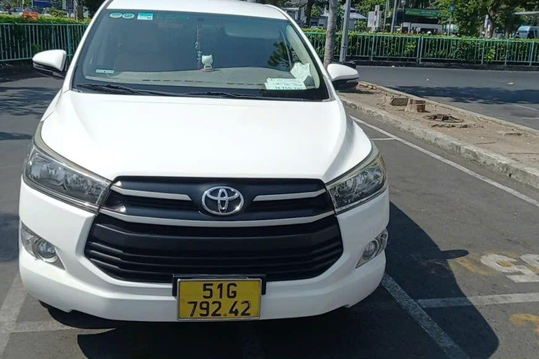 Taxi privato: Aeroporto Tan Son Nhat - Distretto 2, 7, 8, 12VAN ( 8 persone + 8 bagagli )