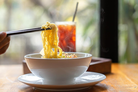 Phnom Penh: Street Art and Noodle Tour by Tuk Tuk